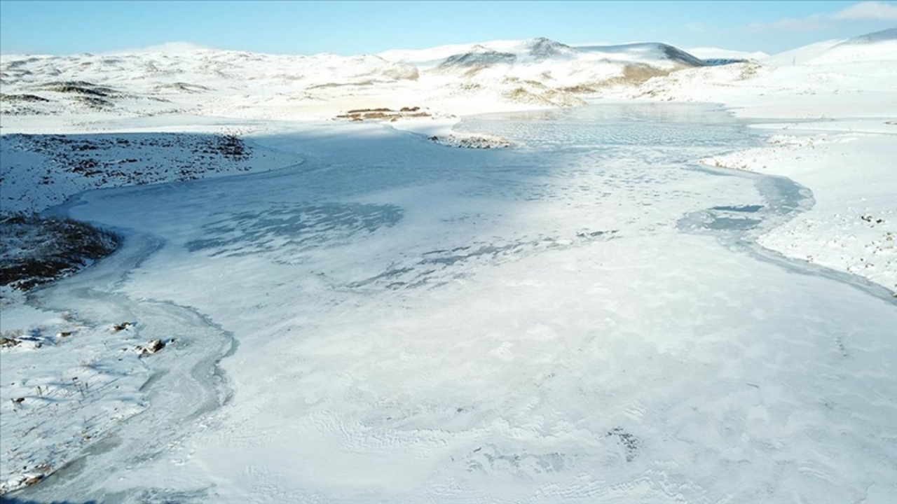 Ağrı'daki Derecek Barajı buzla kaplandı