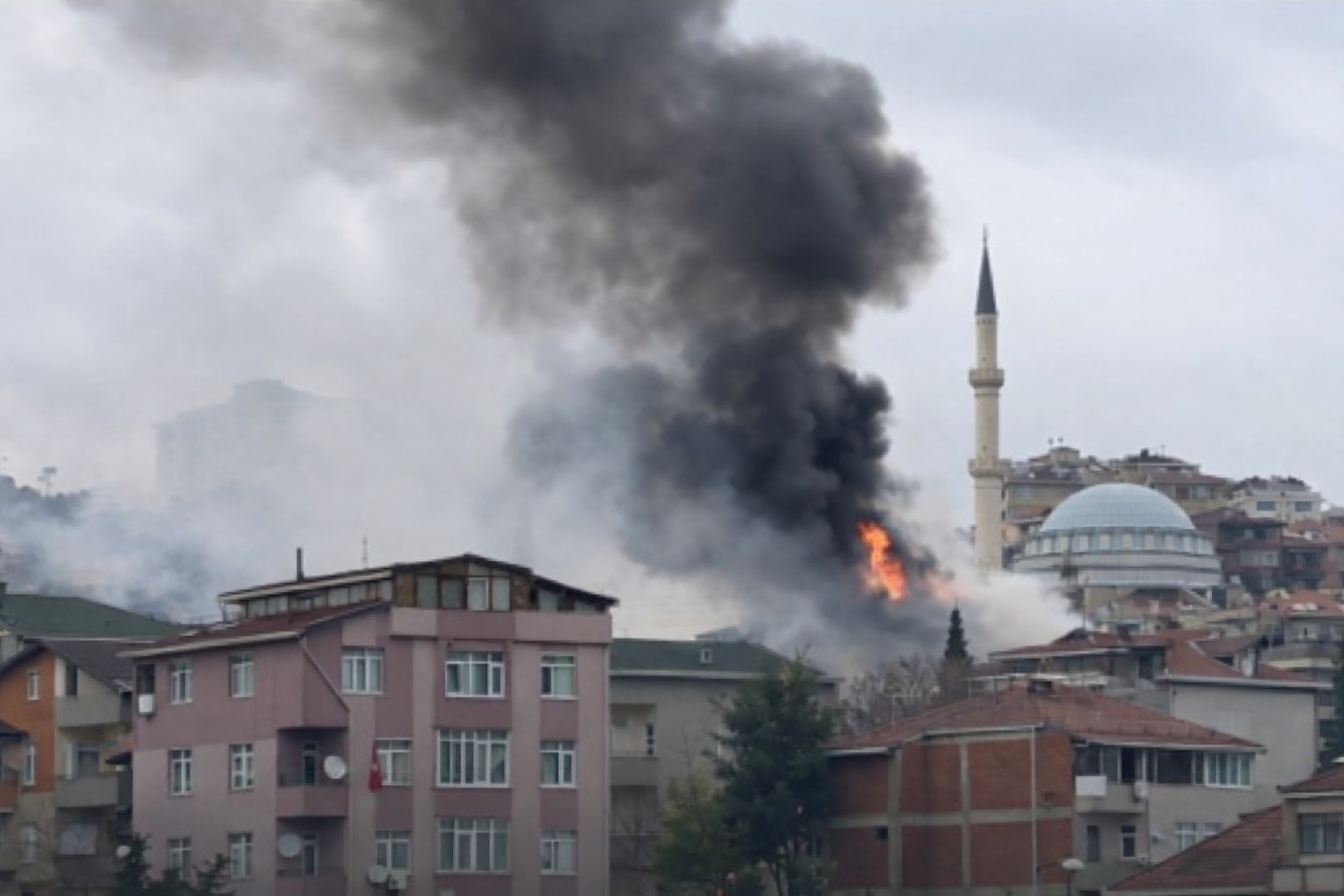 Ümraniye Atakent’te çıkan yangında yoğun duman gökyüzünü kapladı