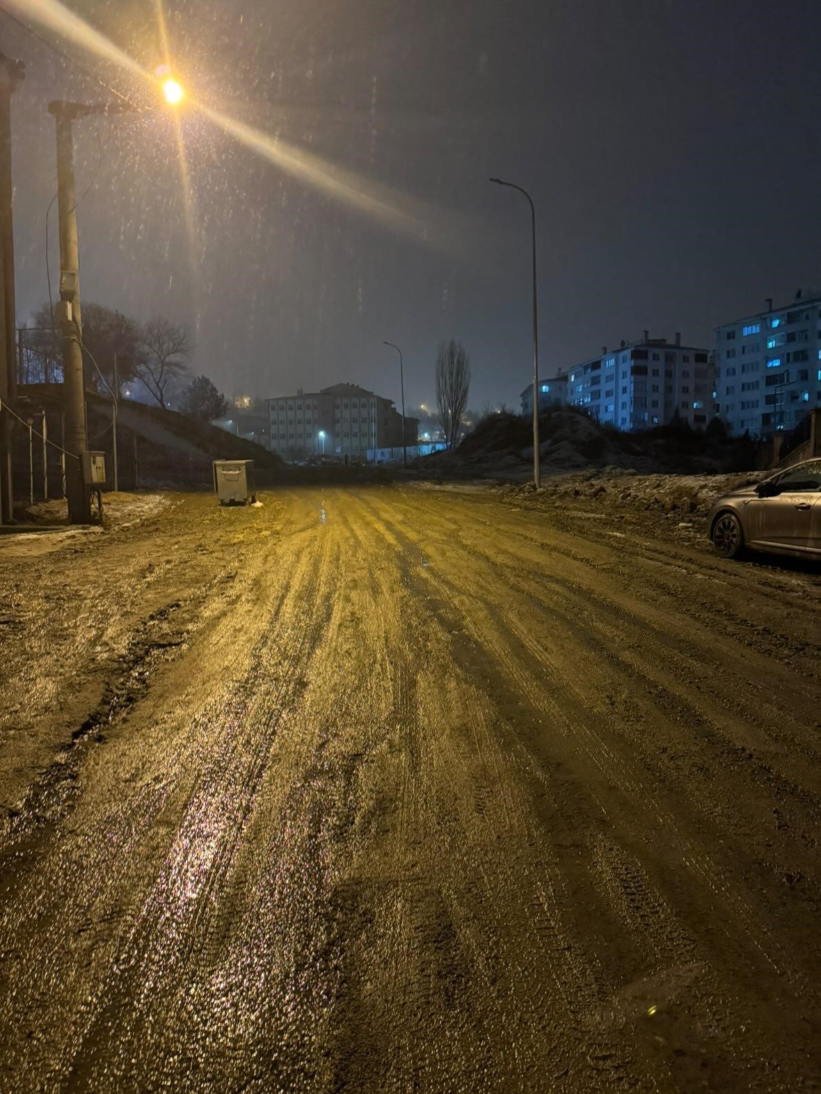 Çamur içinde olan yol temizlenip onarım bekliyor