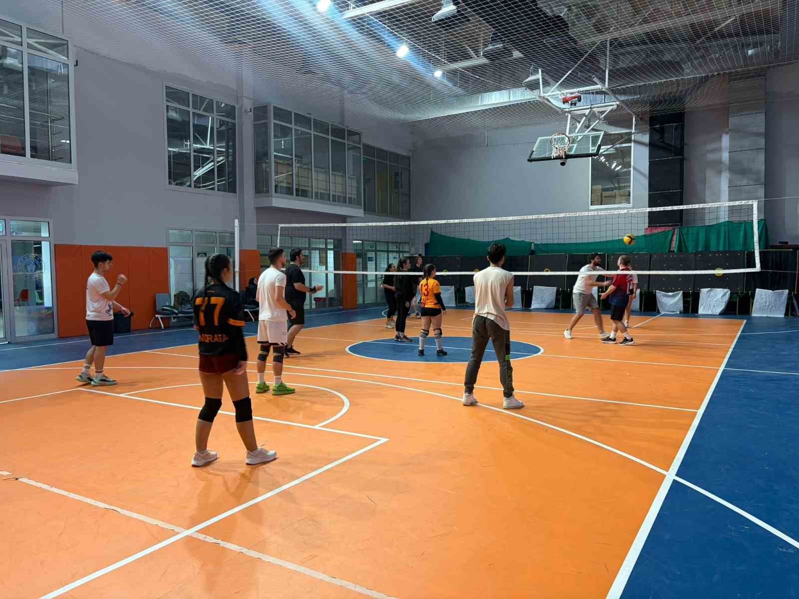 Düzce Gençlik Merkezi’nde voleybol heyecanı sürüyor