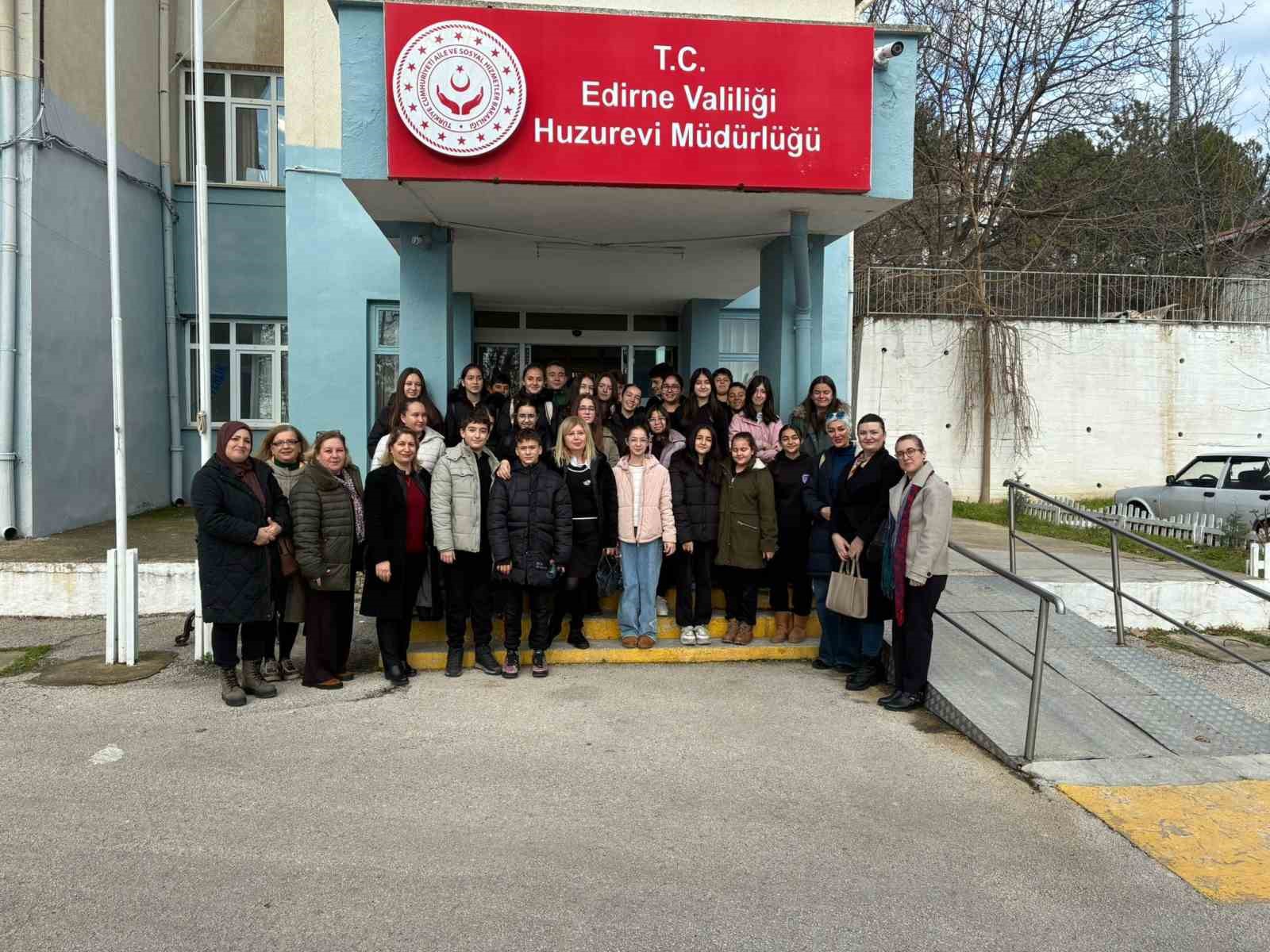 Edirne’de öğrenciler huzurevi sakinlerinin yüreğini ısıttı: Minik ellerden büyük vefa