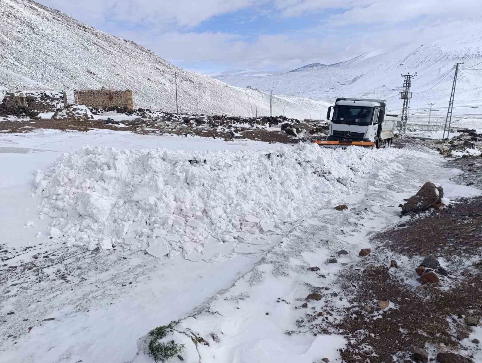 Iğdır’da karla mücadele çalışmaları aralıksız sürüyor