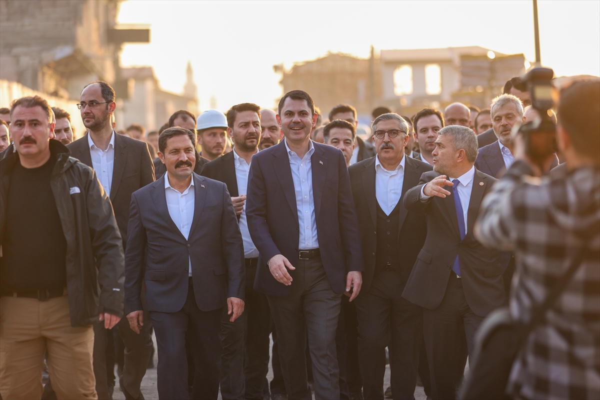 Bakan Kurum, Hatay'da, 455 bininci afet konutu teslimi öncesi incelemelerde bulundu