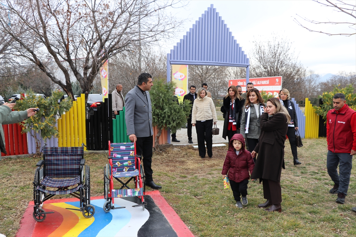 Beşiktaş Kulübünün "İyiliğe Kanat Aç Projesi" kapsamında Elazığ'a gelen heyet ziyaretlerde bulundu