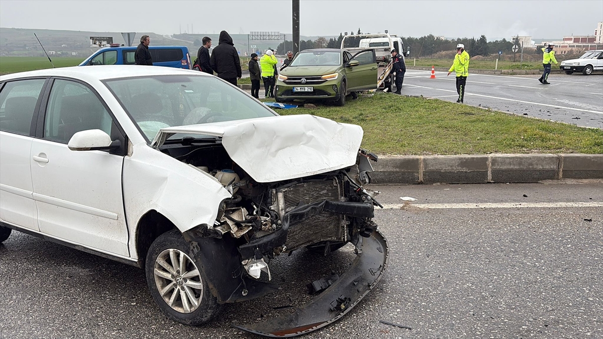 Edirne'de iki otomobilin çarpıştığı kazada 7 kişi yaralandı