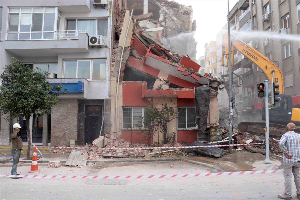 İzmir'de bina yıkımı sırasında bitişikteki apartman zarar gördü