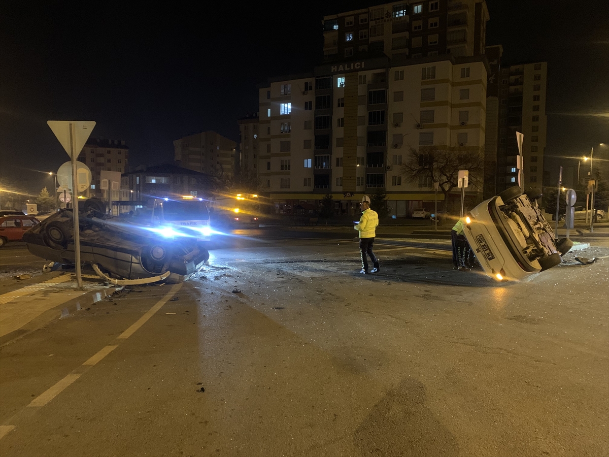 Kayseri'de iki otomobilin çarpıştığı kazada 2 kişi yaralandı