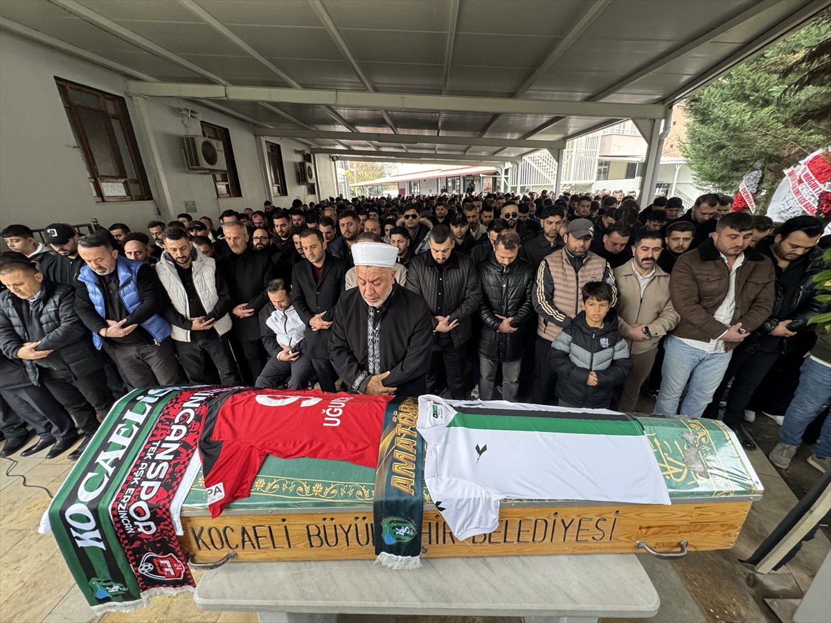 Kocaeli'de silahlı kavgada ölen futbolcu Uğurcan Bekçi defnedildi