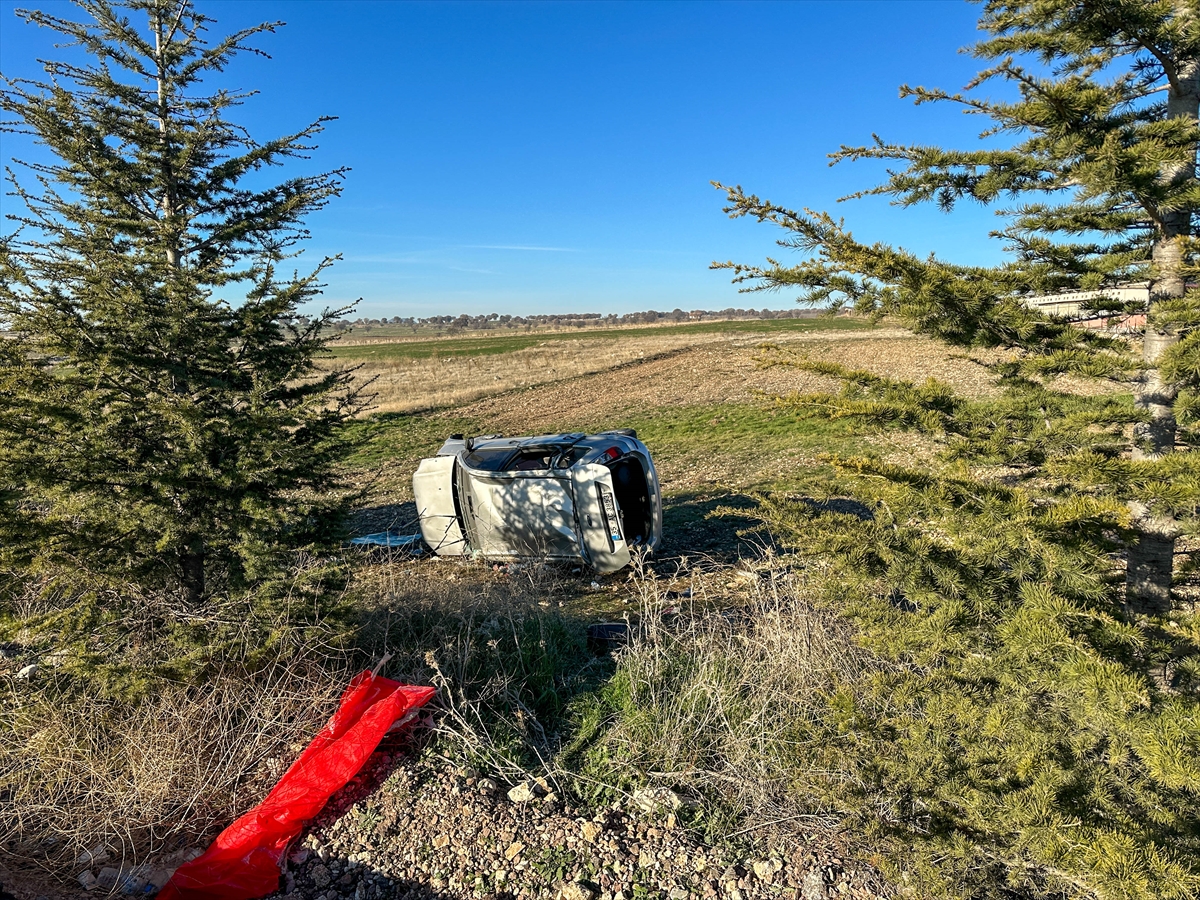 Uşak'ta devrilen otomobilde aynı aileden 5 kişi yaralandı