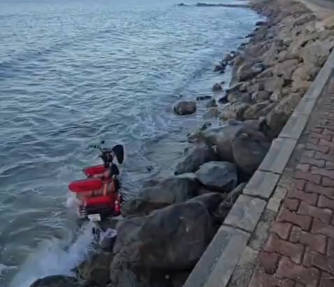 3 tekerlekli elektrikli motosiklet denize uçtu
