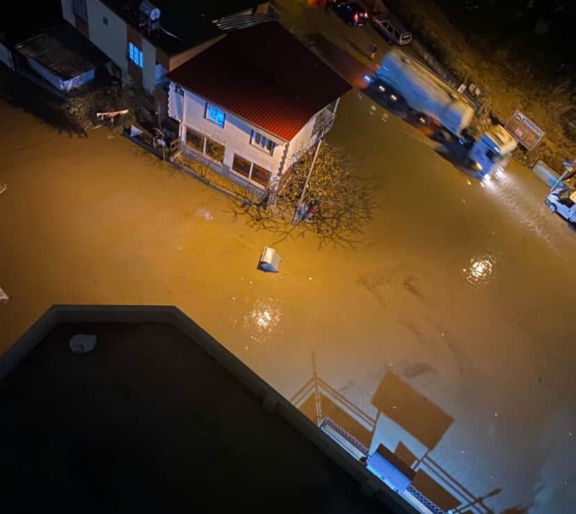 Adana’da sağanak yağmur hayatı felç etti: Yollar göle döndü, araçlar mahsur kaldı
Adana’da sağanak yağmur hayatı felç etti: Yollar göle döndü, araçlar mahsur kaldı