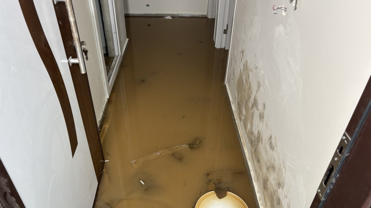 Adana’da sağanak yağmur hayatı felç etti: Yollar göle döndü, araçlar mahsur kaldı
Adana’da sağanak yağmur hayatı felç etti: Yollar göle döndü, araçlar mahsur kaldı