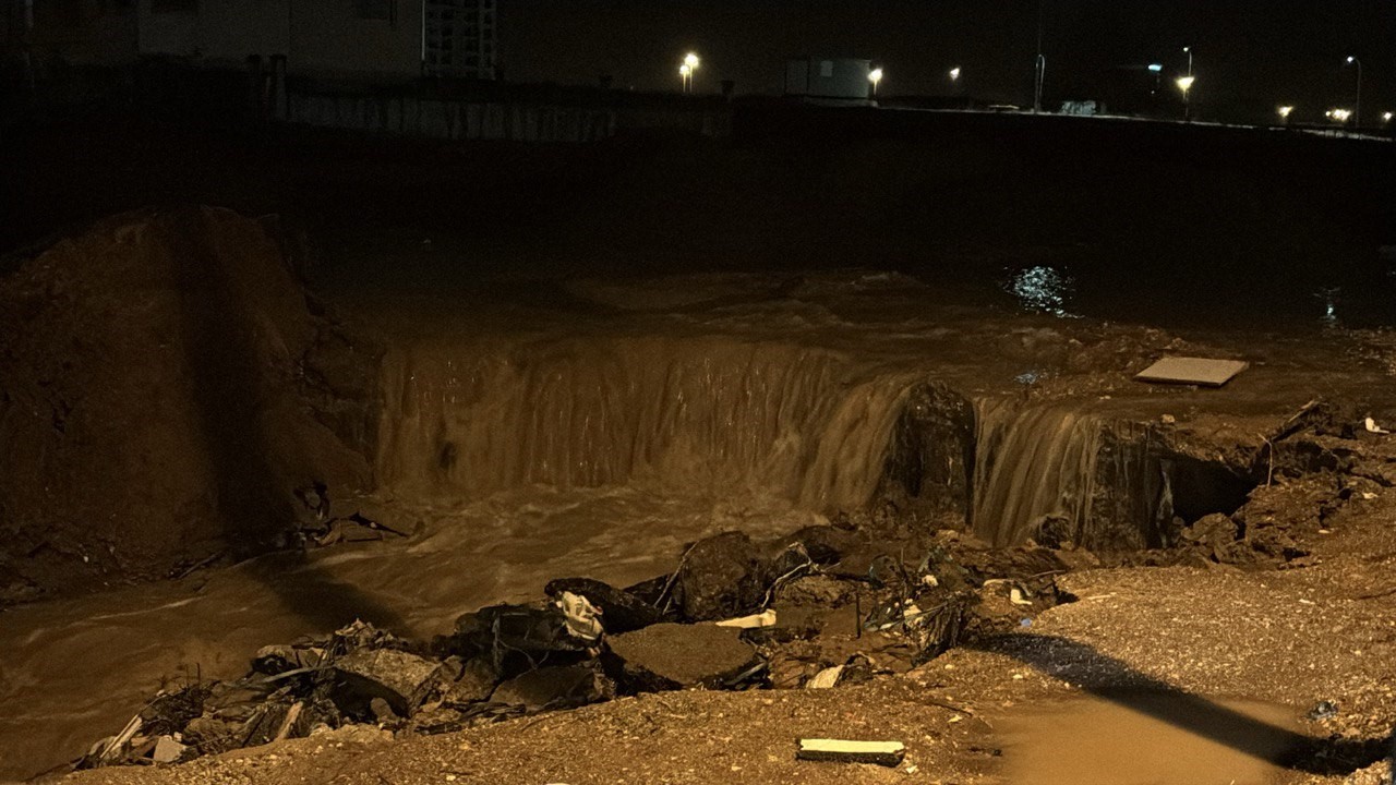 Adana’da sağanak yağmur hayatı felç etti: Yollar göle döndü, araçlar mahsur kaldı
Adana’da sağanak yağmur hayatı felç etti: Yollar göle döndü, araçlar mahsur kaldı