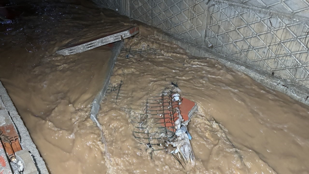 Adana’da sağanak yağmur hayatı felç etti: Yollar göle döndü, araçlar mahsur kaldı
Adana’da sağanak yağmur hayatı felç etti: Yollar göle döndü, araçlar mahsur kaldı