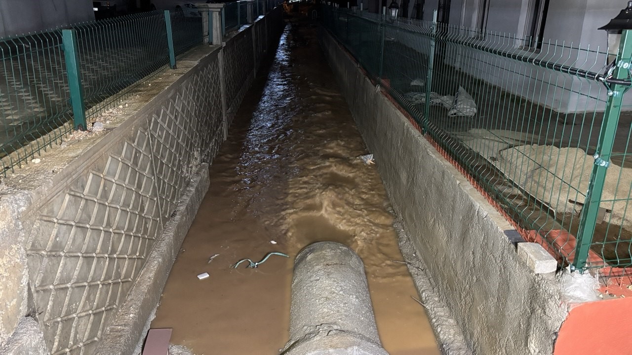 Adana’da sağanak yağmur hayatı felç etti: Yollar göle döndü, araçlar mahsur kaldı
Adana’da sağanak yağmur hayatı felç etti: Yollar göle döndü, araçlar mahsur kaldı