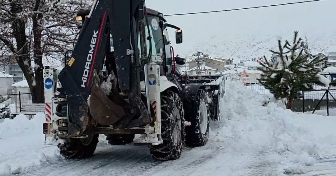 Adana’nın o ilçesinde kar hayatı durdurdu: Yollar kapandı, okullar tatil edildi
