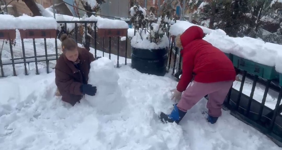 Adana’nın o ilçesinde kar hayatı durdurdu: Yollar kapandı, okullar tatil edildi
