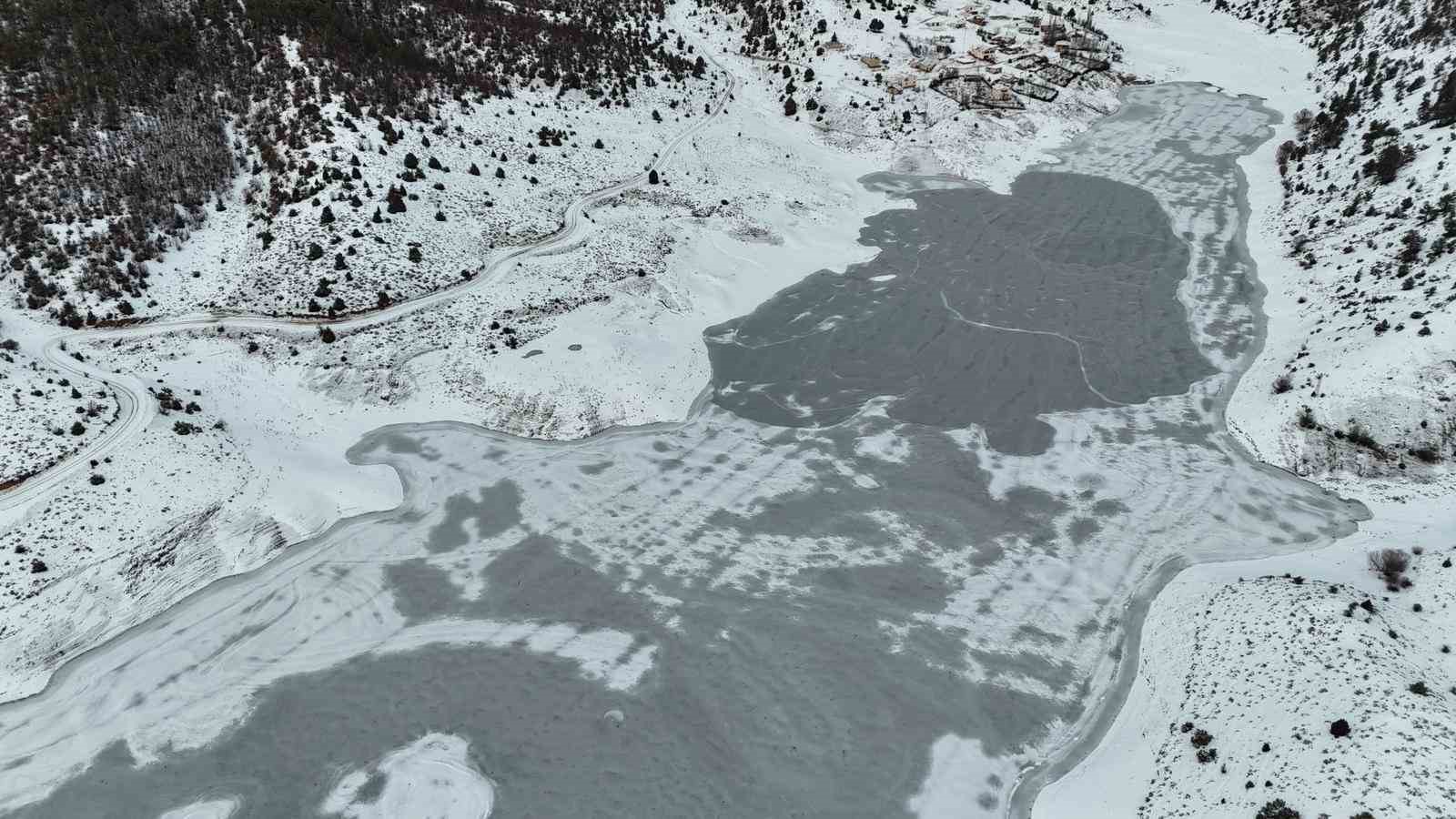 ’Adana’nın Sibiryası’nda Kürebeli Barajı buz tuttu
’Adana’nın Sibiryası’nda Kürebeli Barajı buz tuttu