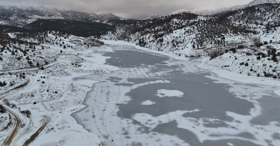 ’Adana’nın Sibiryası’nda Kürebeli Barajı buz tuttu
’Adana’nın Sibiryası’nda Kürebeli Barajı buz tuttu