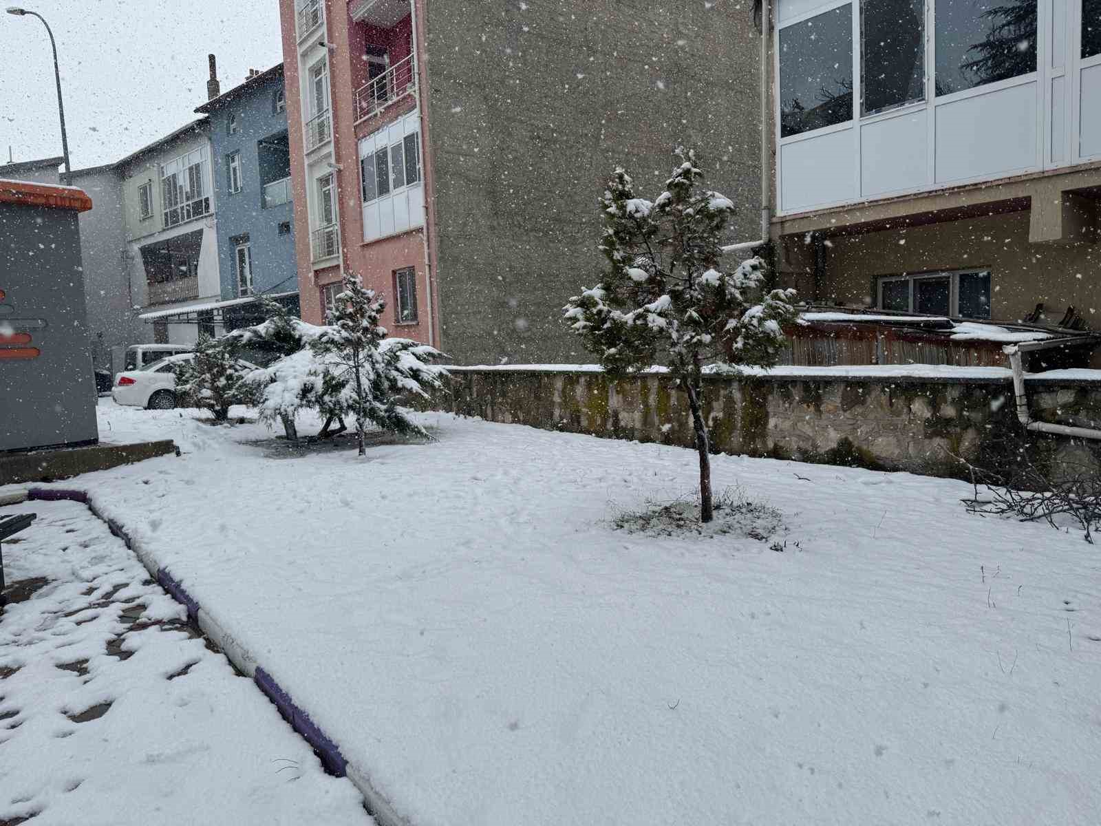 Afyonkarahisar’da beklenen kar yağışı başladı
