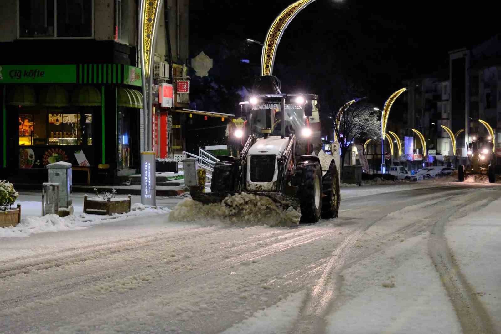 Akdağmadeni Belediyesi ekipleri yoğun kar mesaisinde
