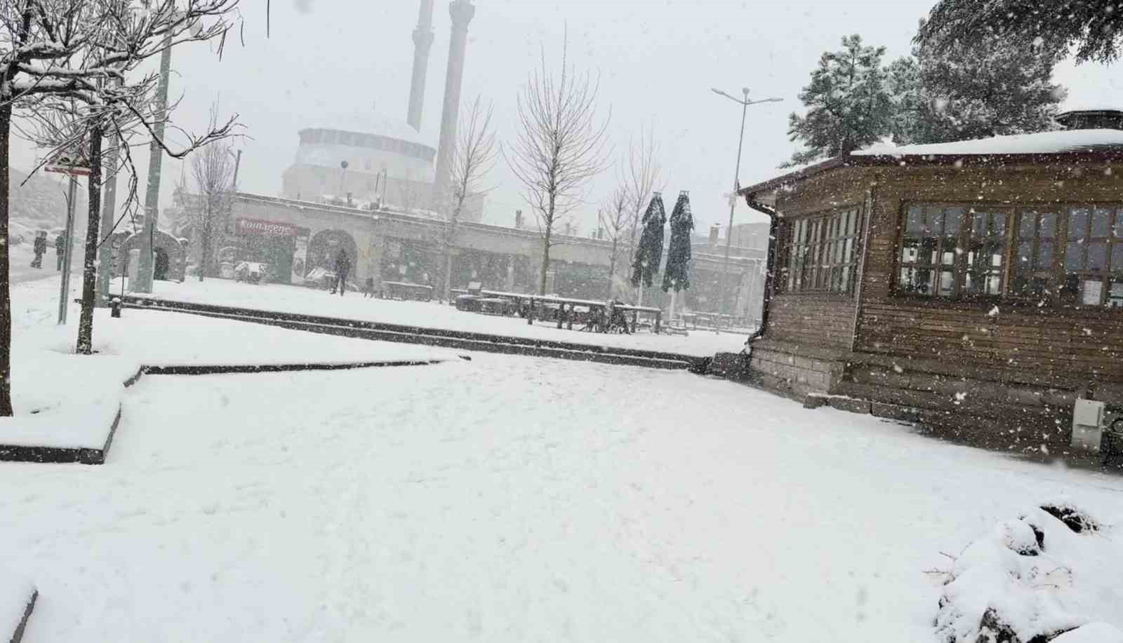 Aksaray’ın Güzelyurt ilçesinde kar yağışı etkisini sürdürüyor
