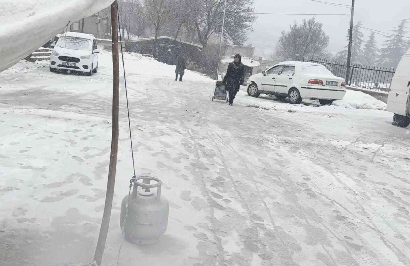 Aksaray’ın Güzelyurt ilçesinde kar yağışı etkisini sürdürüyor
