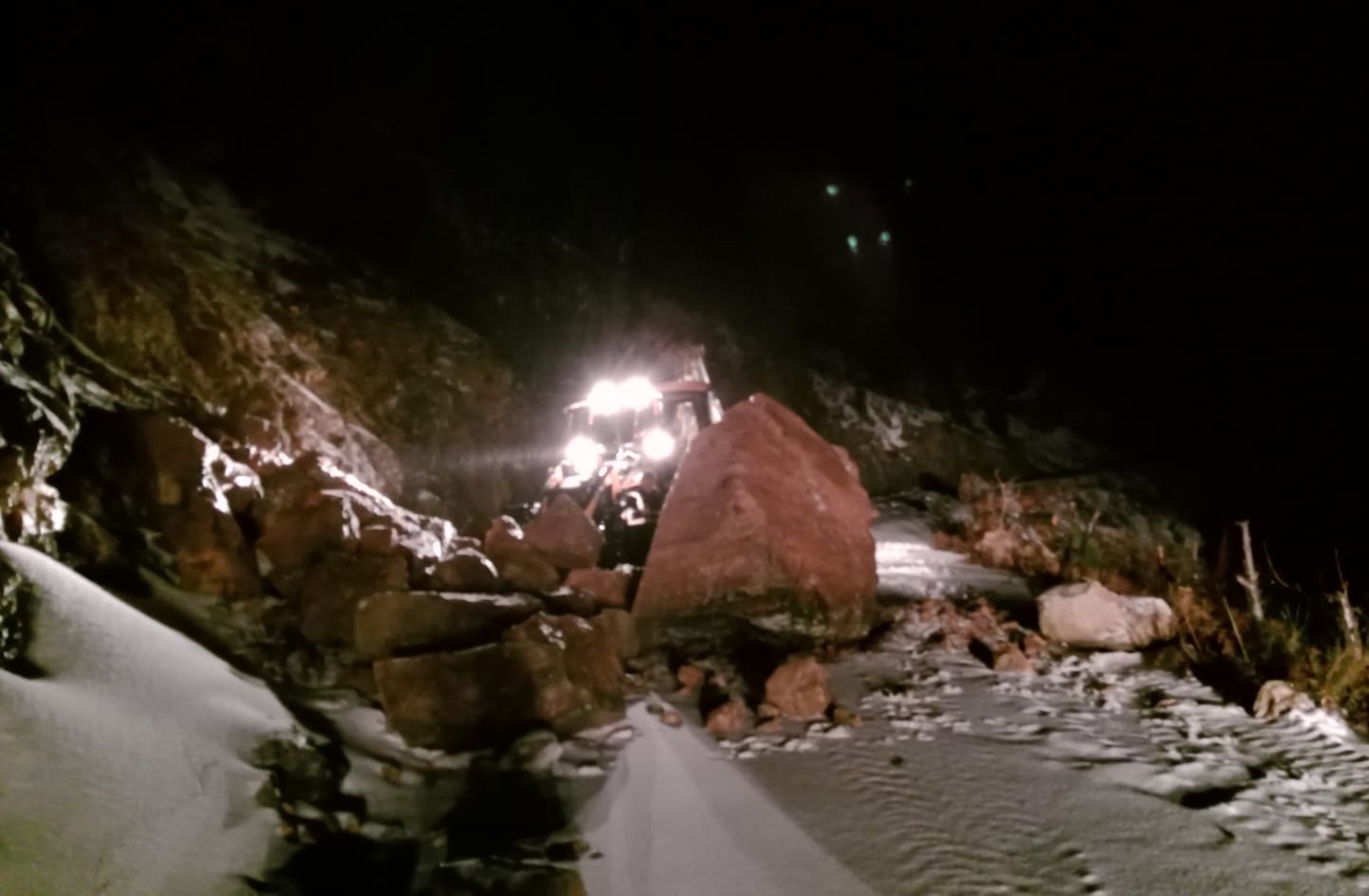 Alanya’da heyelan nedeniyle kapanan yolları açma çalışmaları sürüyor
Alanya’da heyelan nedeniyle kapanan yolları açma çalışmaları sürüyor