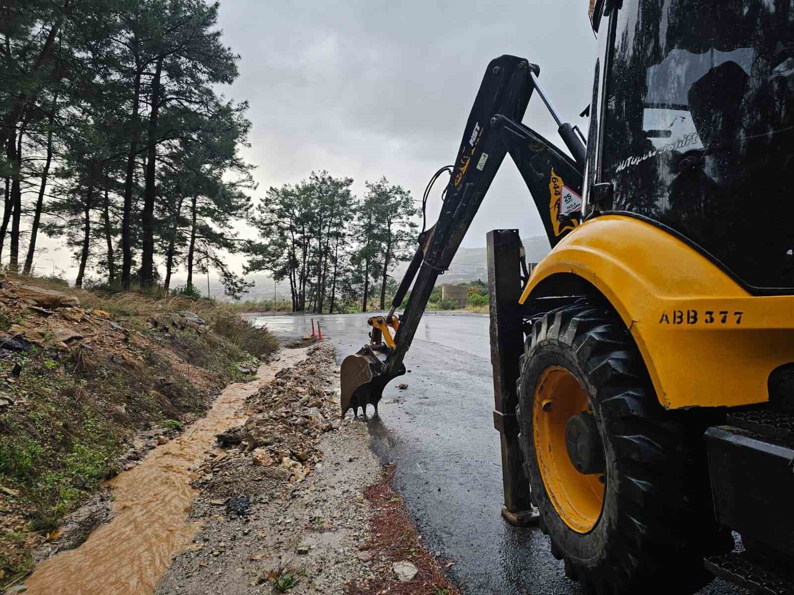 Alanya’da heyelan nedeniyle kapanan yolları açma çalışmaları sürüyor
Alanya’da heyelan nedeniyle kapanan yolları açma çalışmaları sürüyor