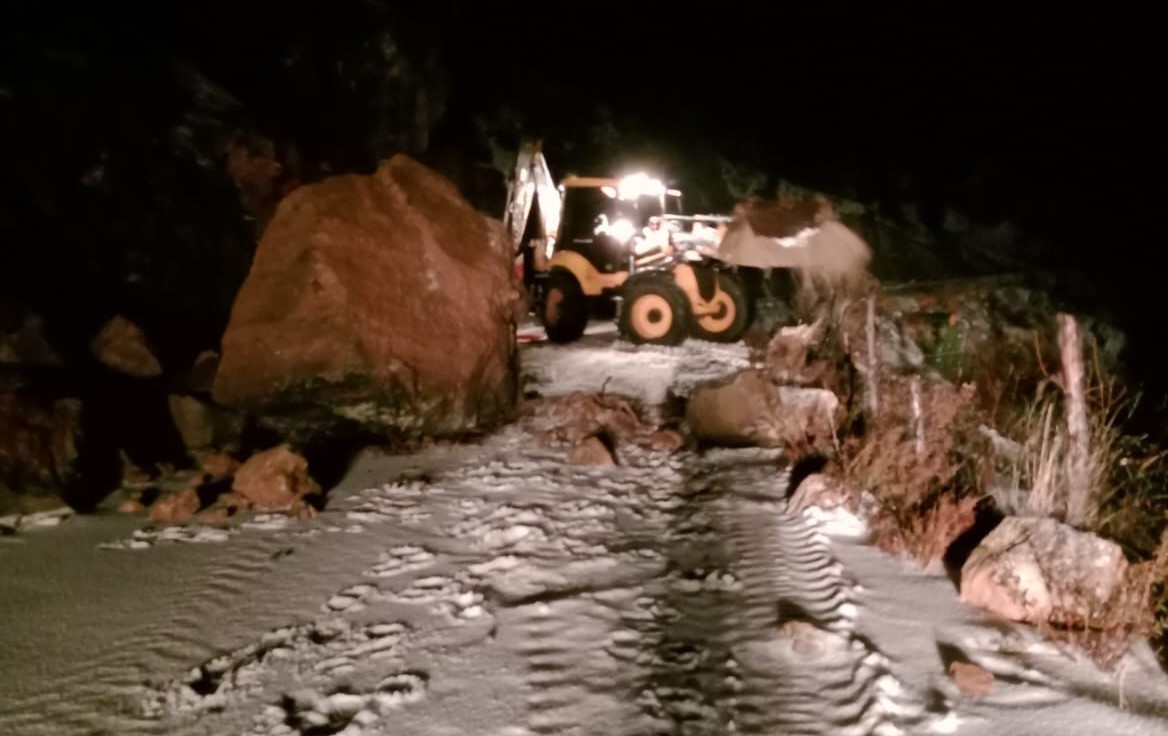 Alanya’da heyelan nedeniyle kapanan yolları açma çalışmaları sürüyor
Alanya’da heyelan nedeniyle kapanan yolları açma çalışmaları sürüyor