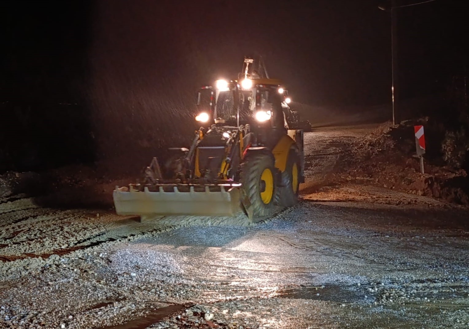 Alanya’da heyelan nedeniyle kapanan yolları açma çalışmaları sürüyor
Alanya’da heyelan nedeniyle kapanan yolları açma çalışmaları sürüyor