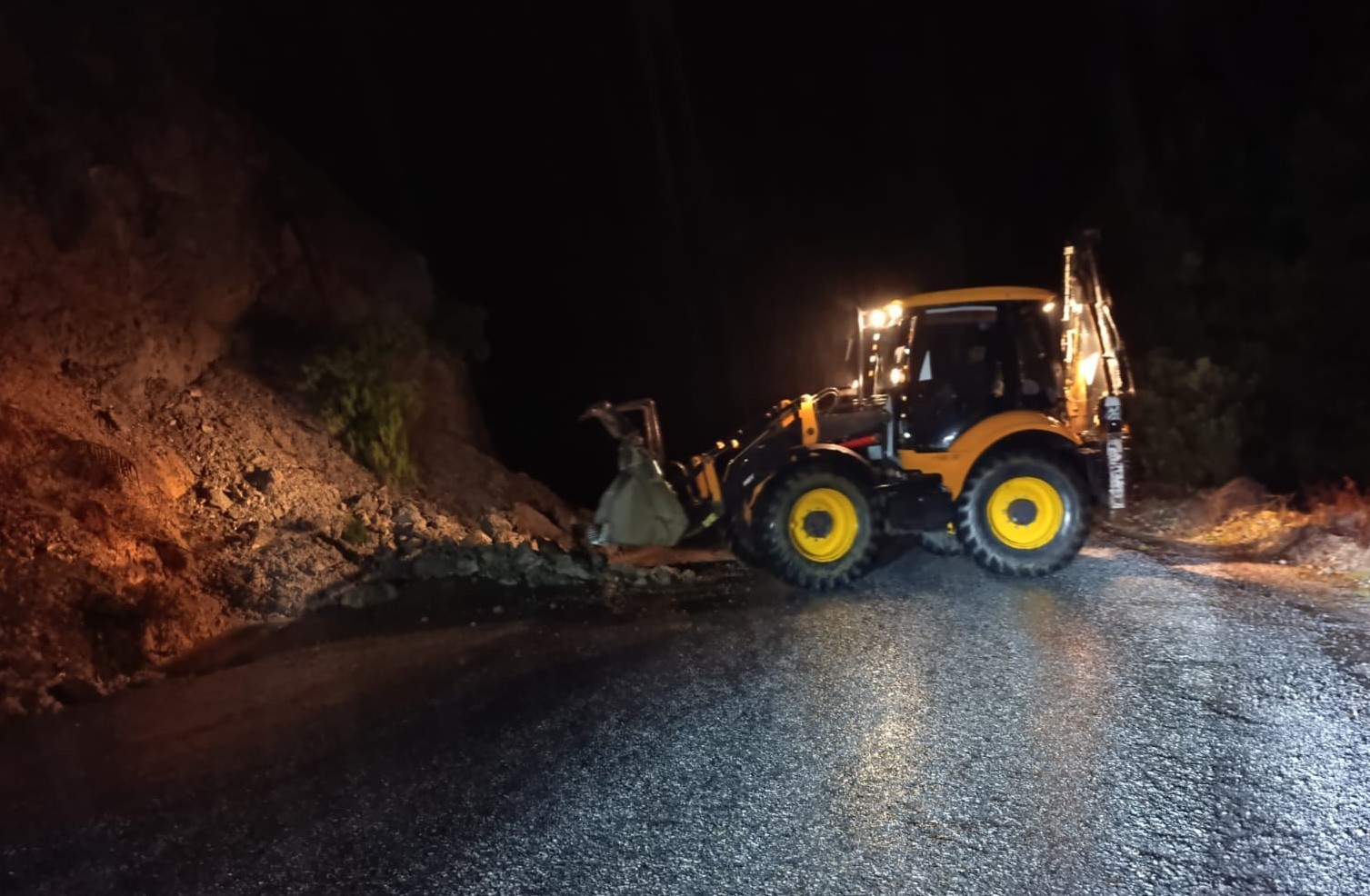 Alanya’da heyelan nedeniyle kapanan yolları açma çalışmaları sürüyor
Alanya’da heyelan nedeniyle kapanan yolları açma çalışmaları sürüyor
