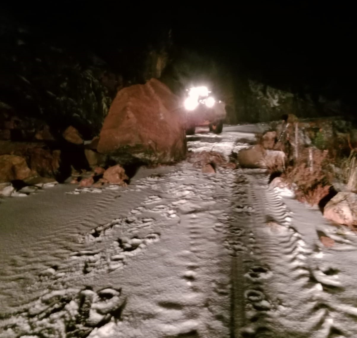 Alanya’da heyelan nedeniyle kapanan yolları açma çalışmaları sürüyor
Alanya’da heyelan nedeniyle kapanan yolları açma çalışmaları sürüyor