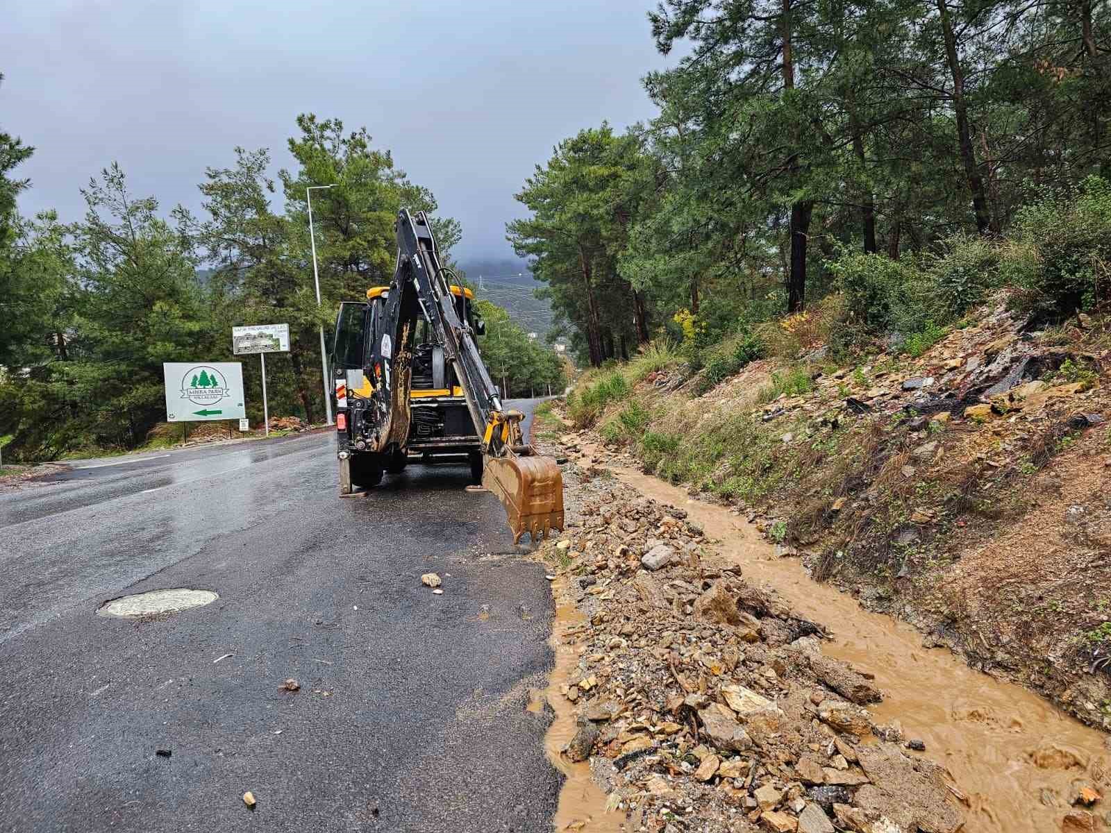 Alanya’da heyelan nedeniyle kapanan yolları açma çalışmaları sürüyor
Alanya’da heyelan nedeniyle kapanan yolları açma çalışmaları sürüyor