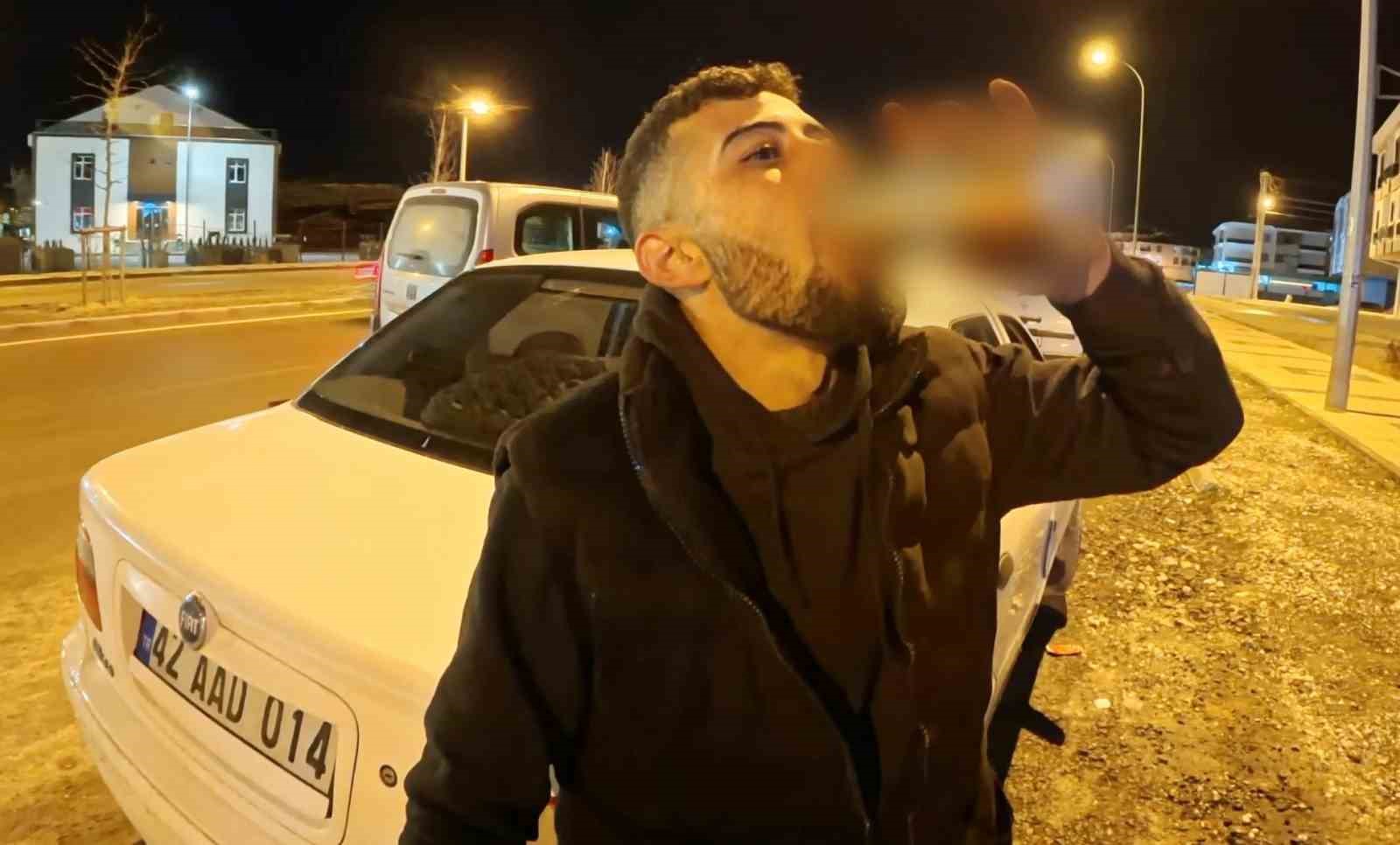 Alkollü araç kullanırken yakalandı, ehliyetine el konulunca araç başında içmeyi sürdürdü
