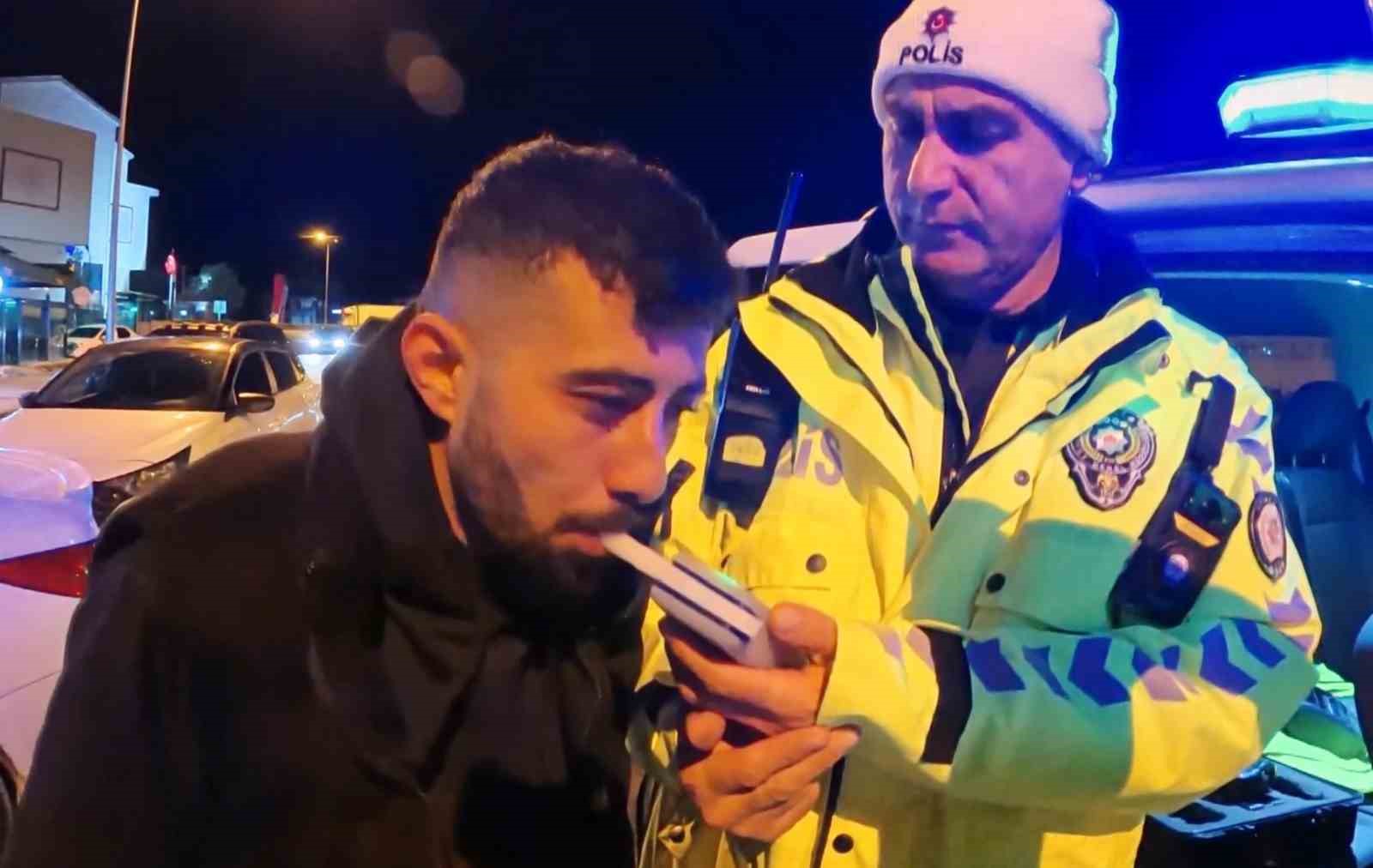 Alkollü araç kullanırken yakalandı, ehliyetine el konulunca araç başında içmeyi sürdürdü
