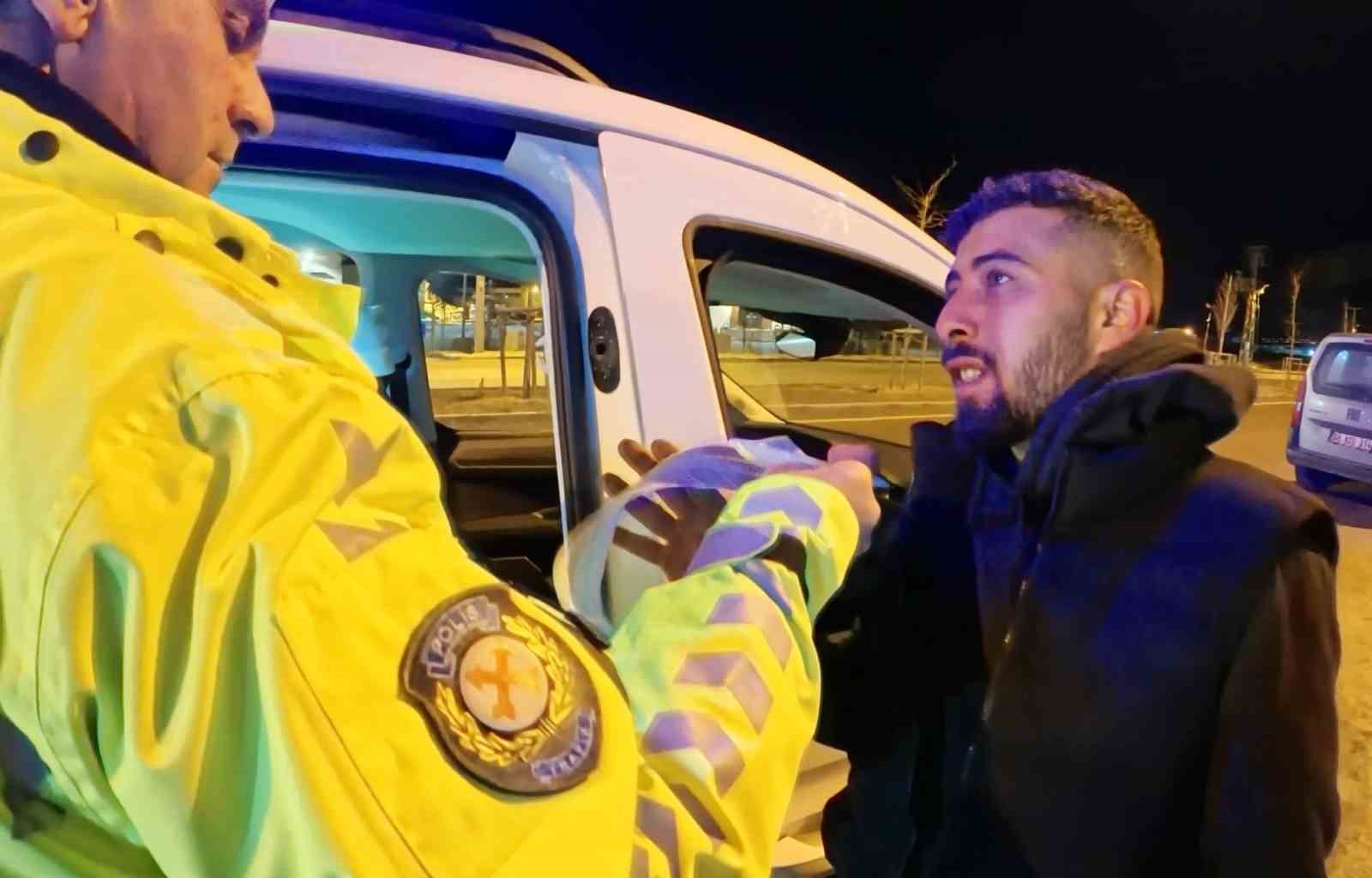 Alkollü araç kullanırken yakalandı, ehliyetine el konulunca araç başında içmeyi sürdürdü
