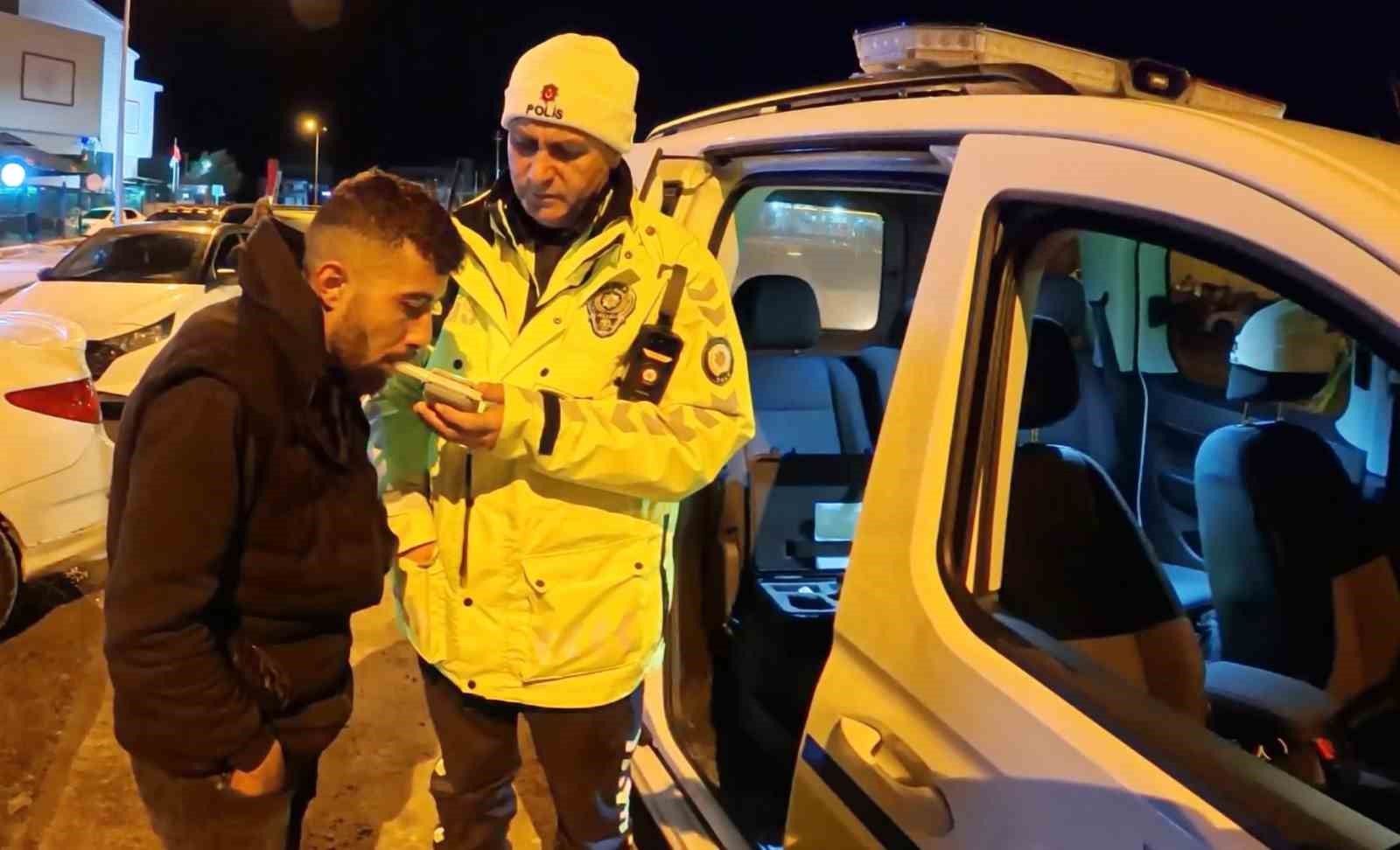 Alkollü araç kullanırken yakalandı, ehliyetine el konulunca araç başında içmeyi sürdürdü
