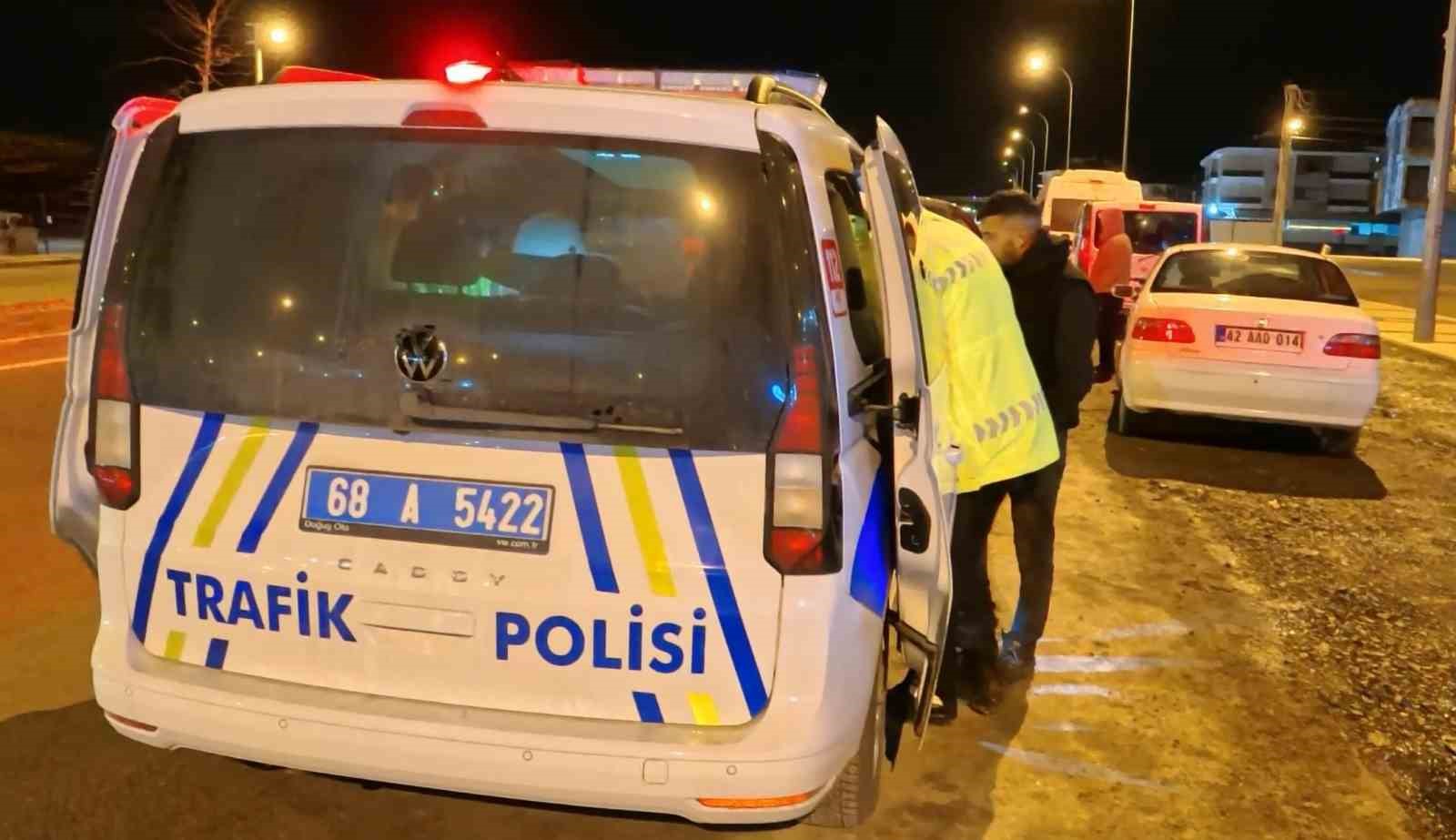 Alkollü araç kullanırken yakalandı, ehliyetine el konulunca araç başında içmeyi sürdürdü
