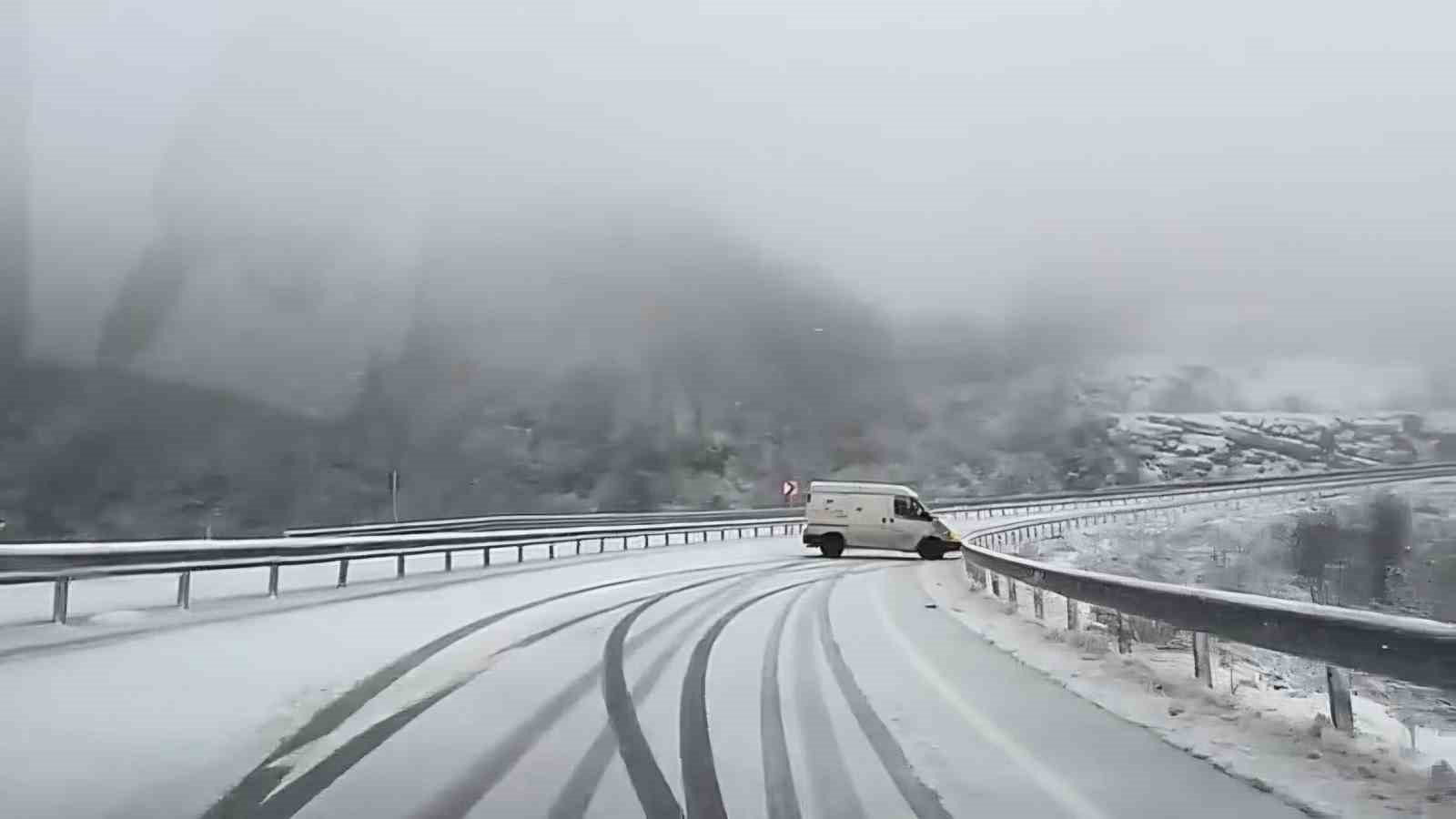 Amasra’da kar yağışı sürücülere zor anlar yaşattı
Amasra’da kar yağışı sürücülere zor anlar yaşattı