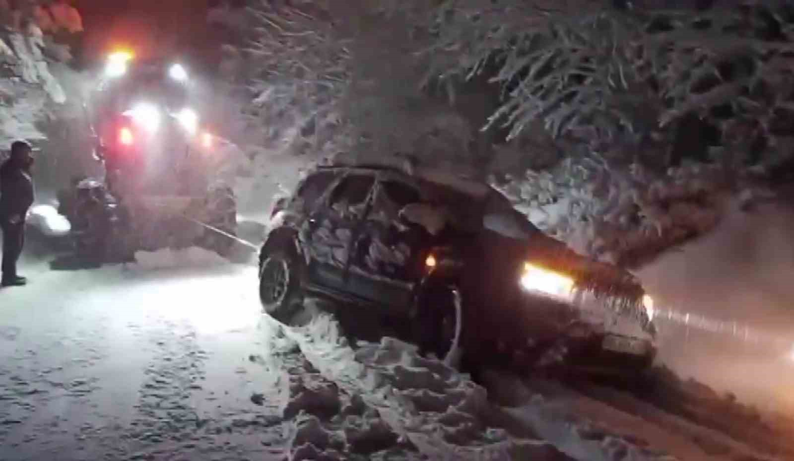 Amasya’da karlı dağ yolunda mahsur kalan aile greyderle kurtarıldı
