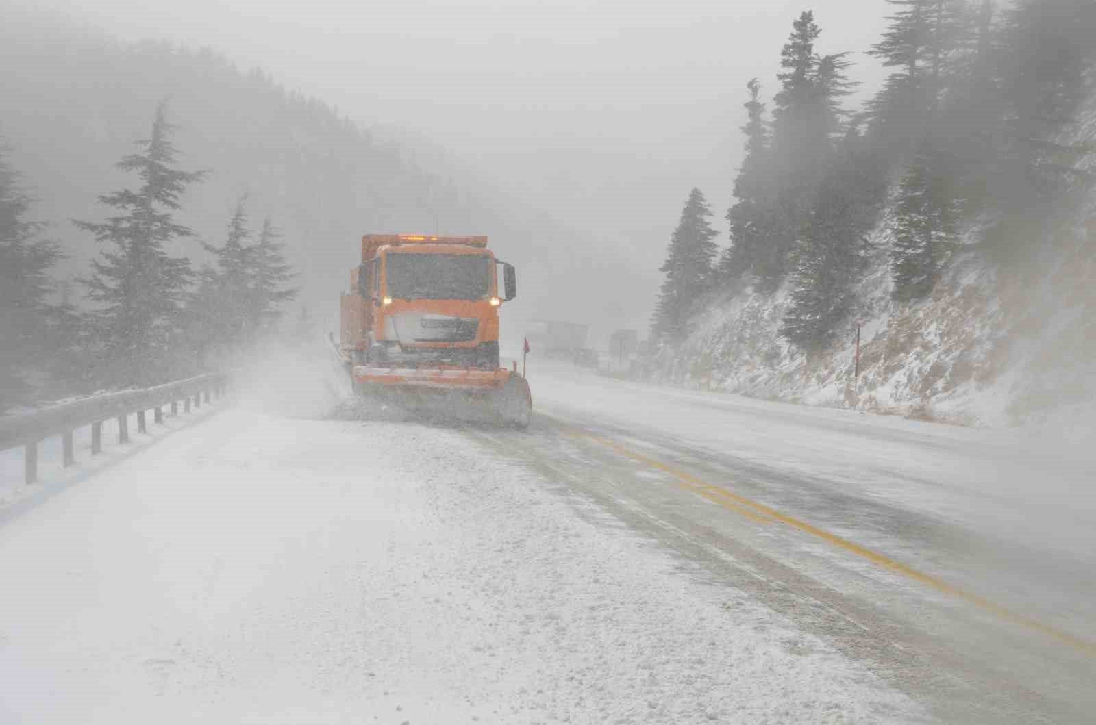 Antalya-Konya kara yolunda kar etkisini artırdı
