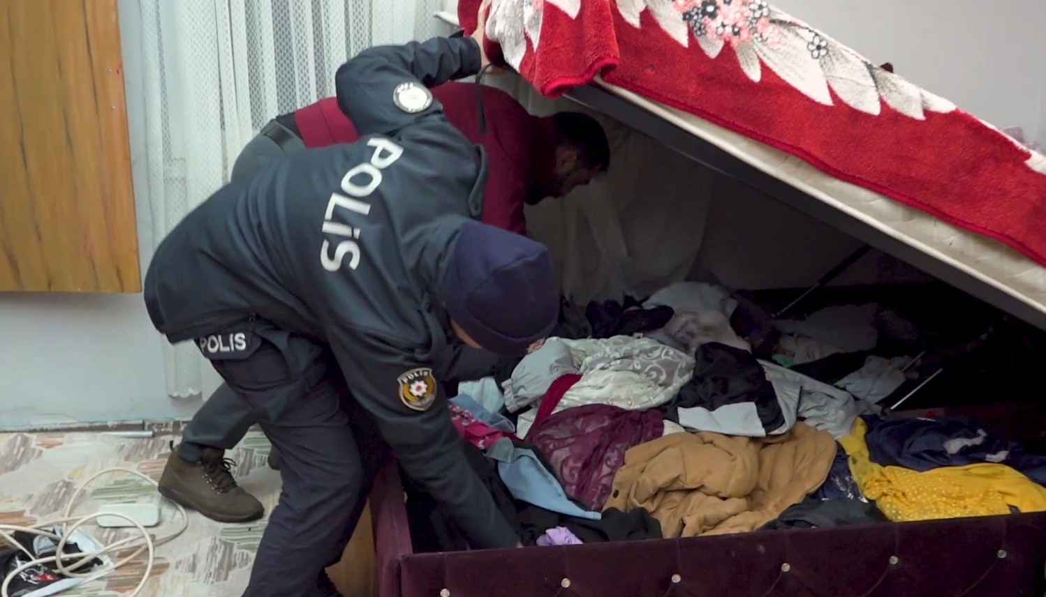 Antalya’da 20 ayrı adrese 150 personelle eş zamanlı operasyon
Antalya’da 20 ayrı adrese 150 personelle eş zamanlı operasyon