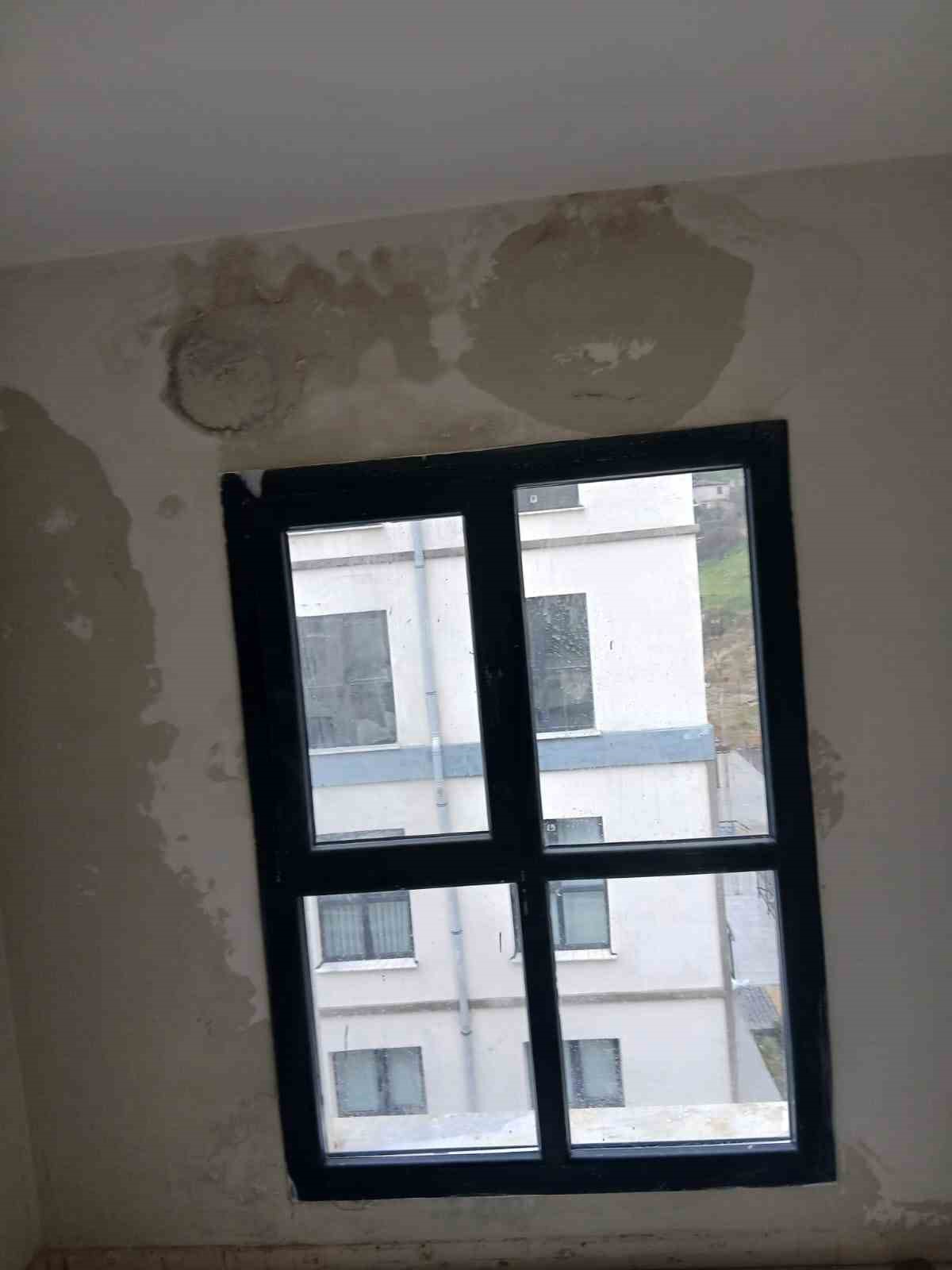 Apartman dairelerinin her yerinden su sızmaya başladı
