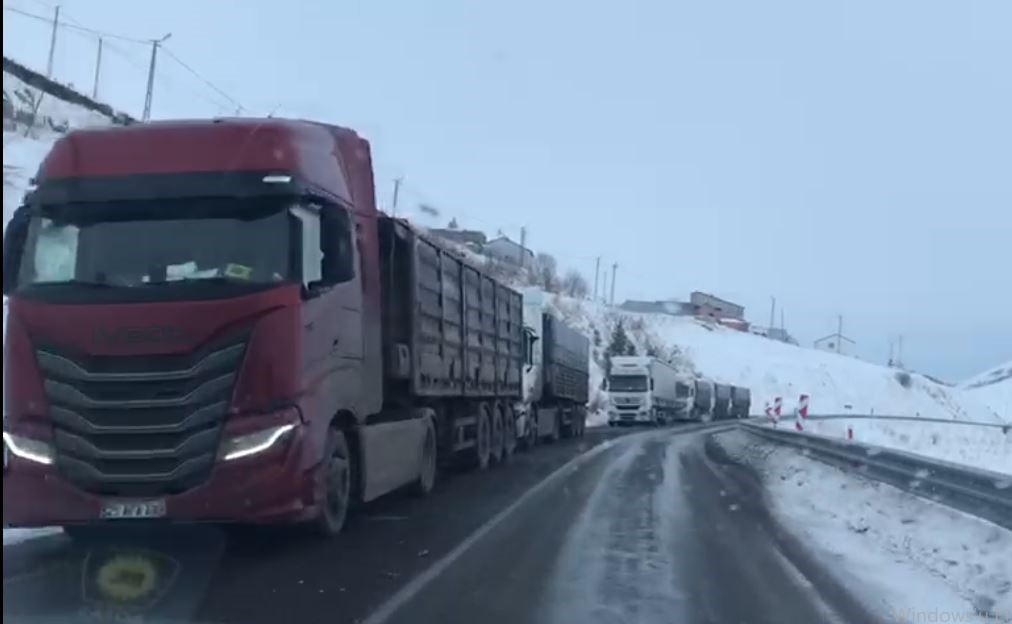 Ardahan’da ulaşıma kar ve tipi engeli
