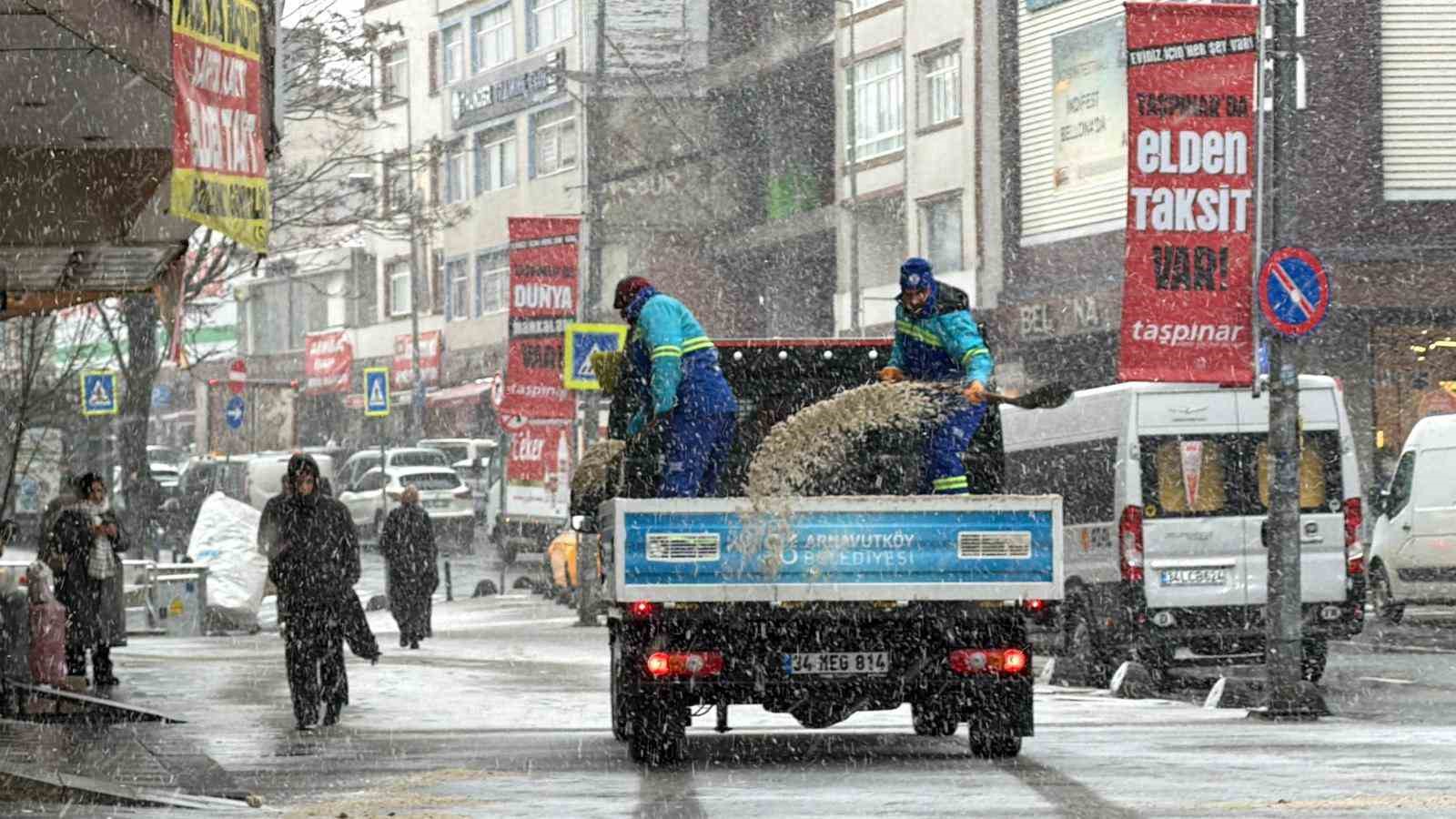 Arnavuköy’de kar yağışı
