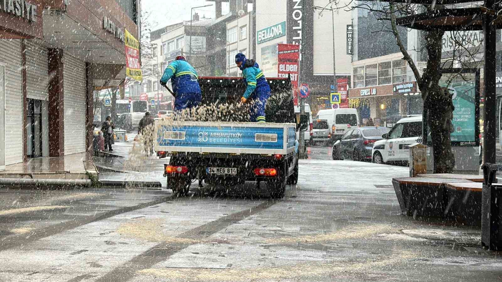 Arnavuköy’de kar yağışı
