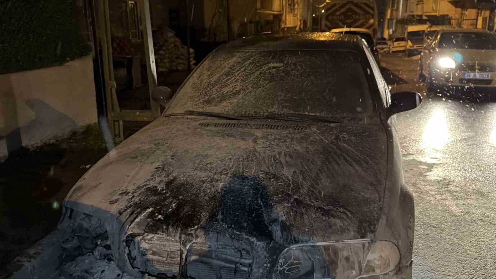 Arnavutköy’de park halindeki otomobil alev aldı: 2 araç kullanılamaz hale geldi
