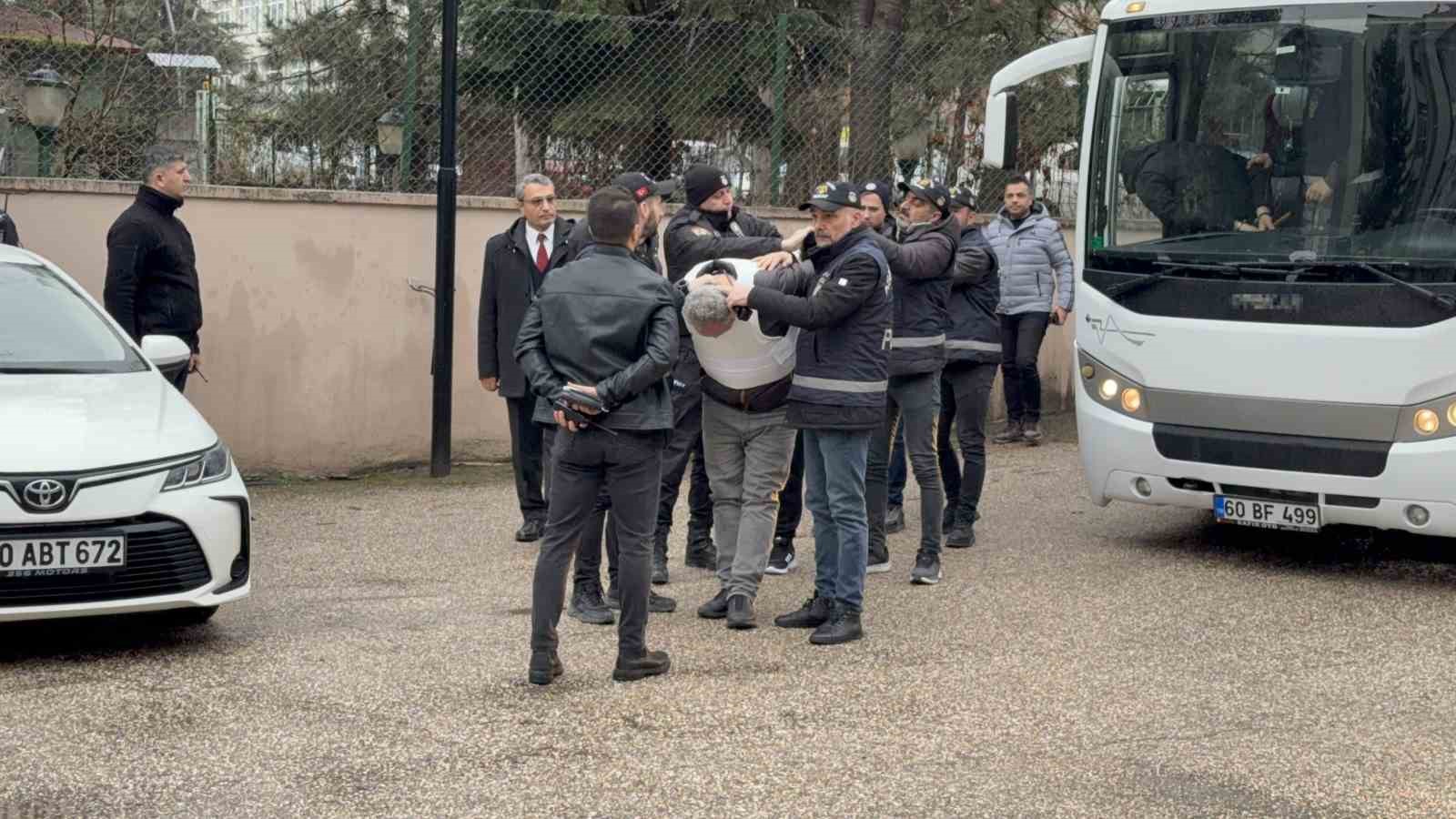 Babasını öldürdüğünü kabul etti
