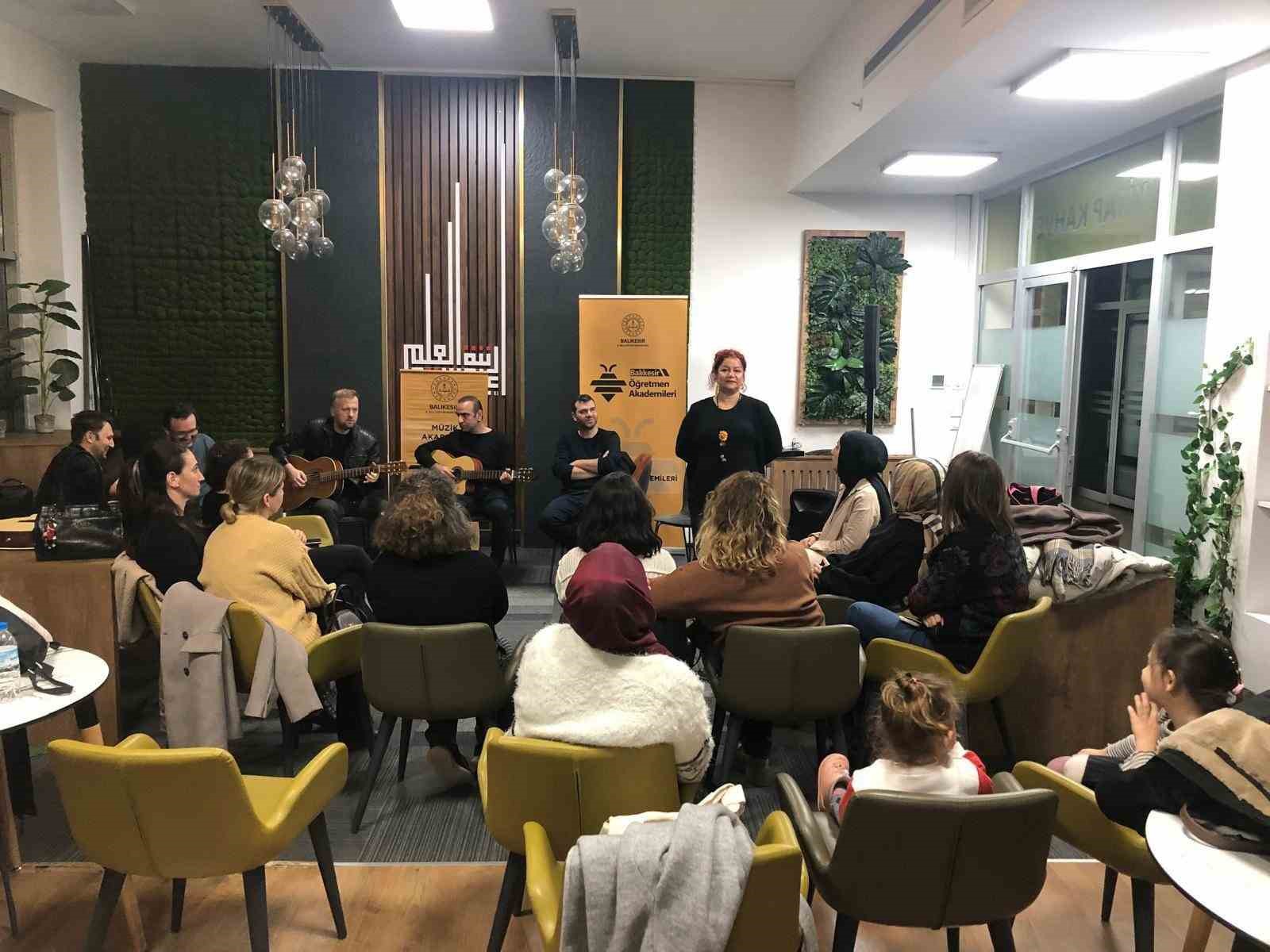 Balıkesirli öğretmenler hem çaldı, hem söyledi
